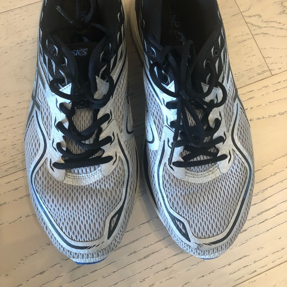 mens oasics sneakers in good condition
